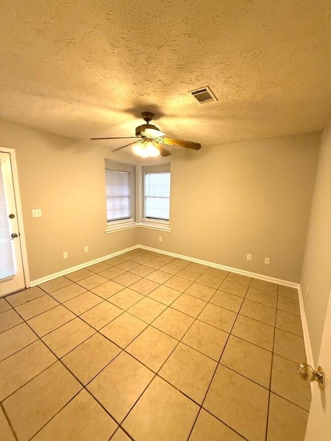 Building Photo - ** Great 3 bed 2 bath ** Perry Hill Road! ...
