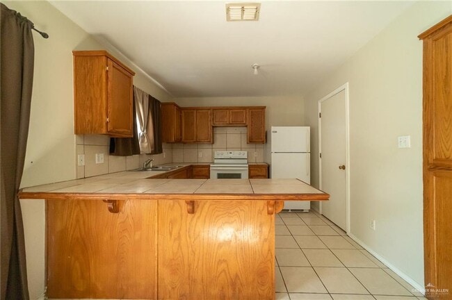 Building Photo - 407 Delia Ave