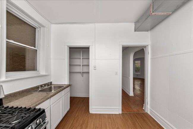 Building Photo - 1353 W Catalpa Ave