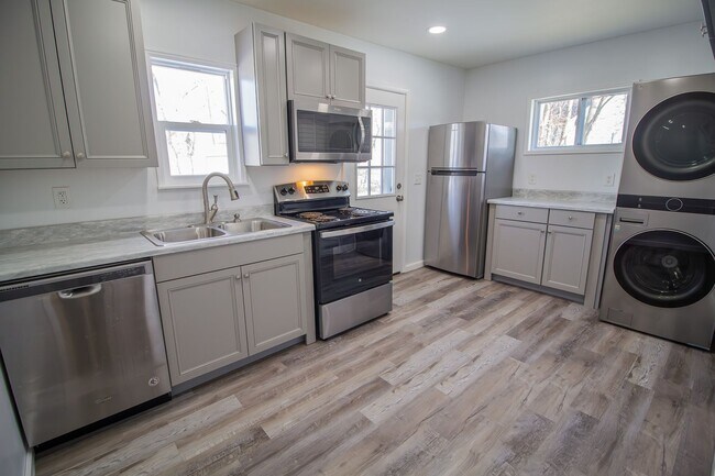 Building Photo - 2 BD 1 BA North Colonie Schools