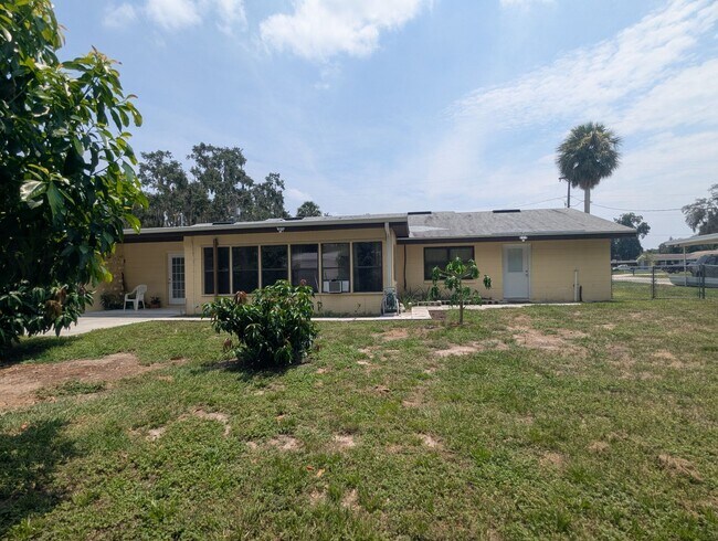 Building Photo - For Rent: 4 Bedroom, 3  Bathroom, Office/Den, Sunroom/Florida room, Large Shed, Huge backyard