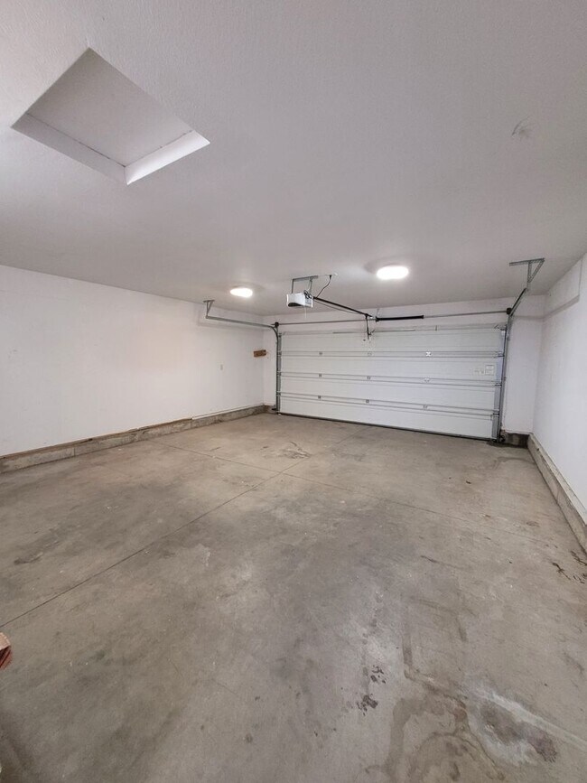 Building Photo - 3Bed : 2Bath Home with 2 Car Garage and Ac...