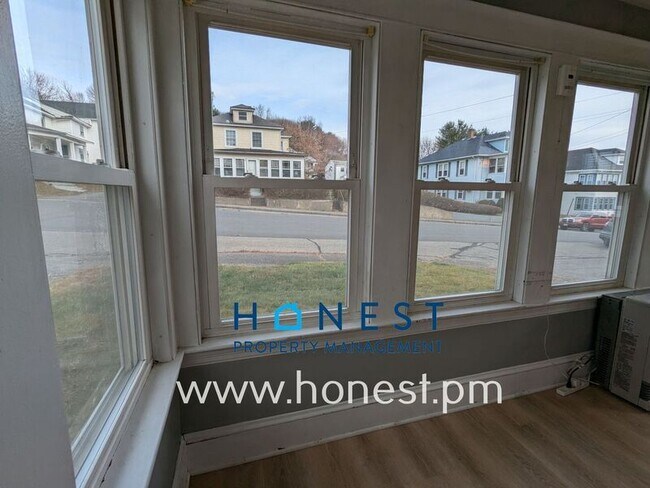 Building Photo - 36 Monroe St