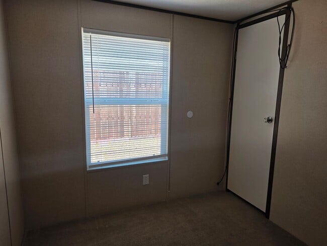 Building Photo - Cute, Clean & Affordable 3 Bed / 2 Bath Home in Central Bullhead City!