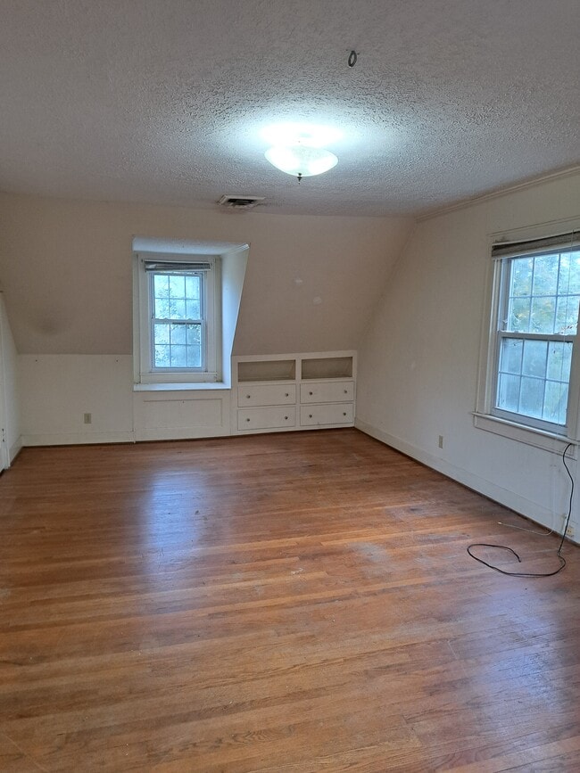 Building Photo - 66 Davis Ave