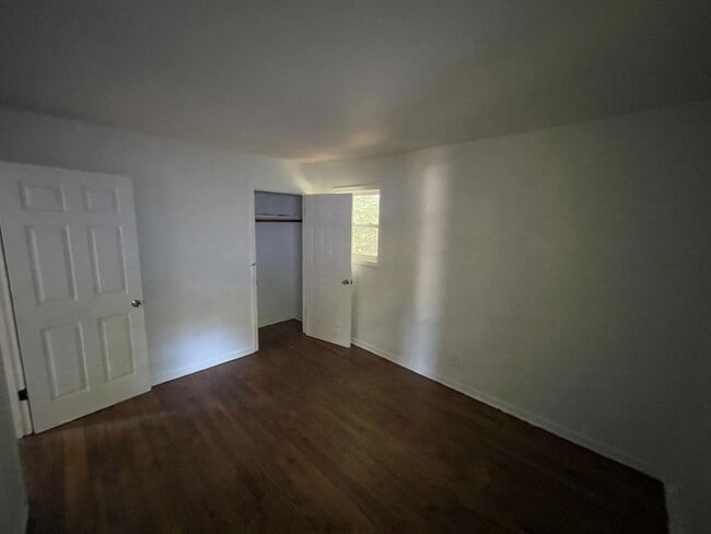 Building Photo - 3 Bedroom 1 Bathroom