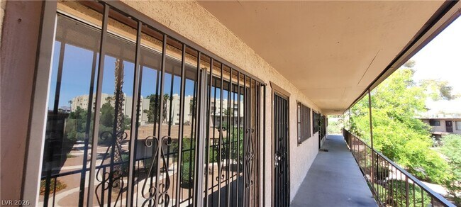 Building Photo - 615 S Royal Crest Cir