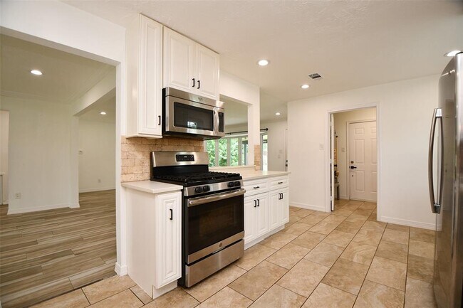 Building Photo - 5951 Beaudry Dr