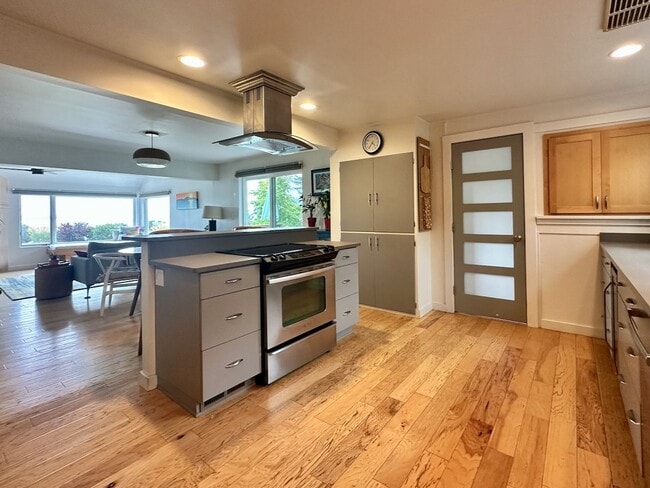 Building Photo - Fully Furnished House with lake views and ...