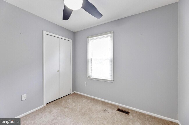 Building Photo - 18 Chantilly Ct