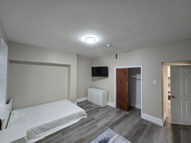 Building Photo - 4915 N 13th St