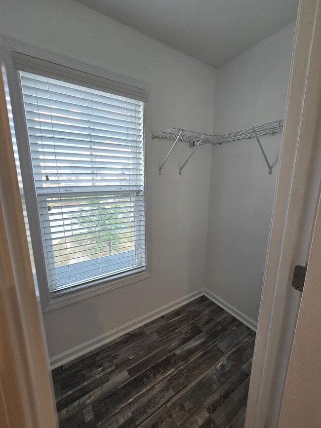 Building Photo - NEW LISTING!!!!!