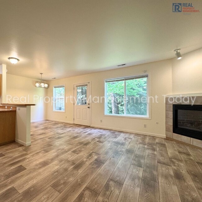 Building Photo - Cozy 2 Bedroom Townhouse + Garage Near Lak...