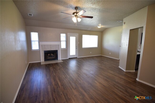 Building Photo - 4201 Bluestem Ln