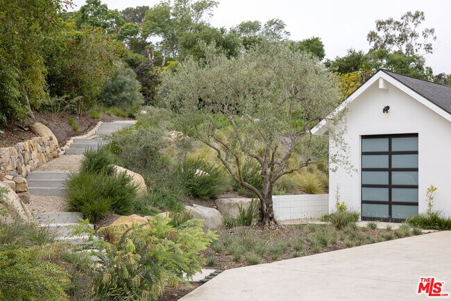 Building Photo - 3155 Eucalyptus Hill Rd