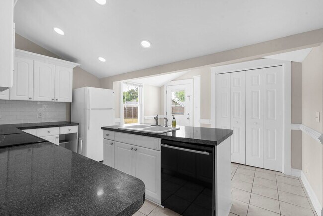 Building Photo - 2217 Doris Dr