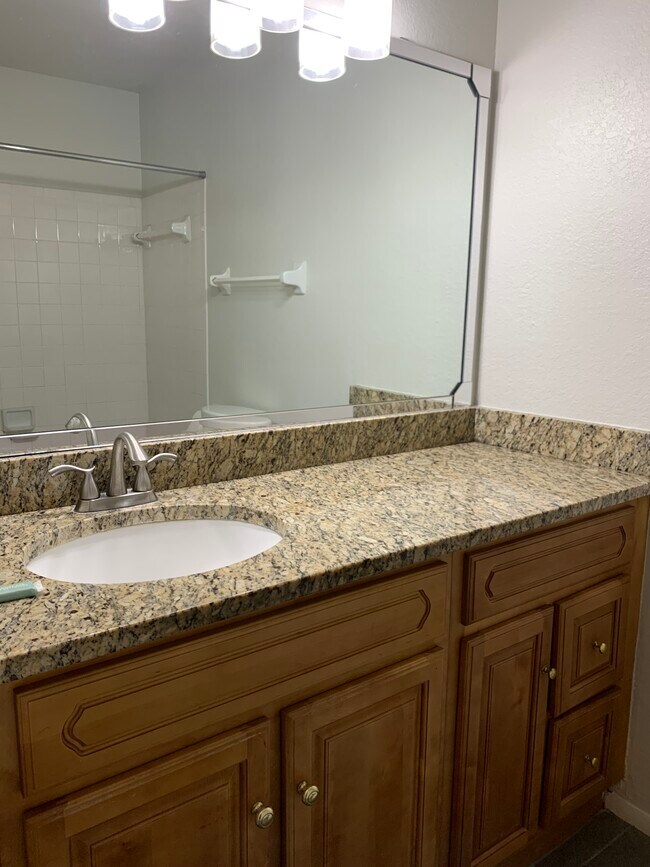 Building Photo - 658 Kenwick Cir