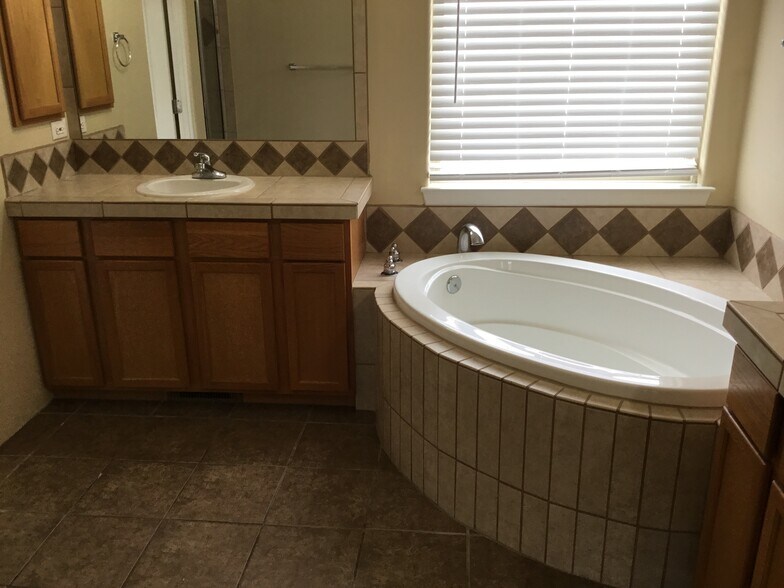 Building Photo - 709 Loma Pinon Loop NE