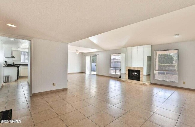 Building Photo - 10421 E Silvertree Dr