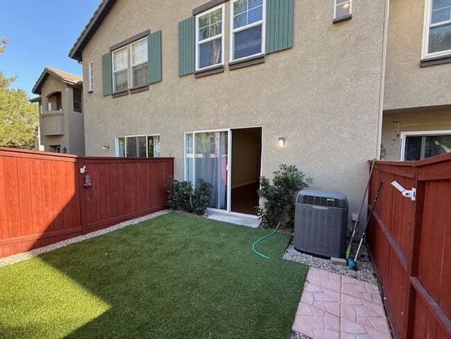 Building Photo - 2 bed 1.5 bath in Dakota Community in Wago...