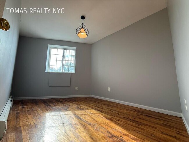 Building Photo - 794 Freeman St