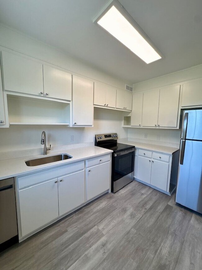 Building Photo - Fully Renovated Three Bedrooms Condo in South Windermere