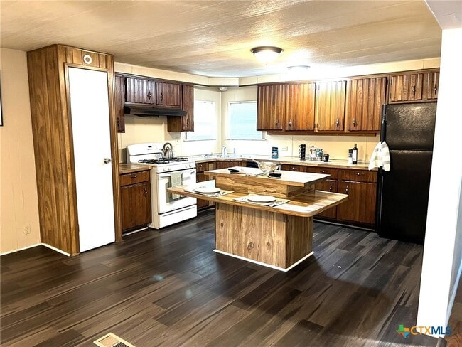 Building Photo - 5576 Helm Ln
