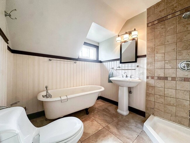 Building Photo - 502 Chestnut St