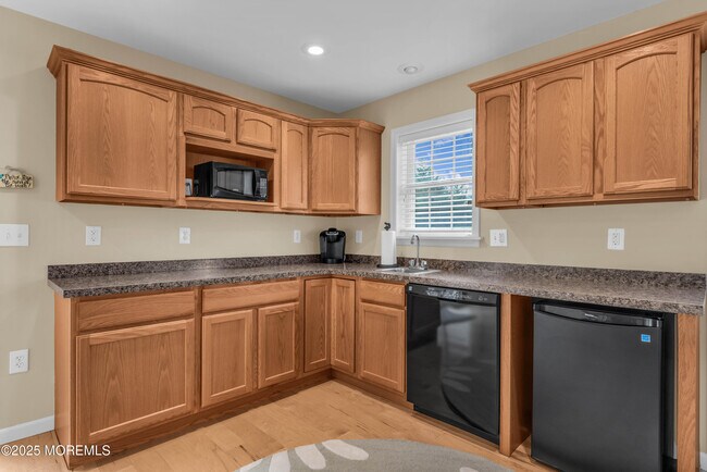 Building Photo - 111 7th Ave