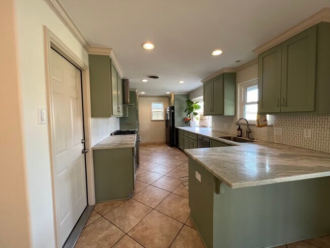 Building Photo - 5322 Saxon Dr