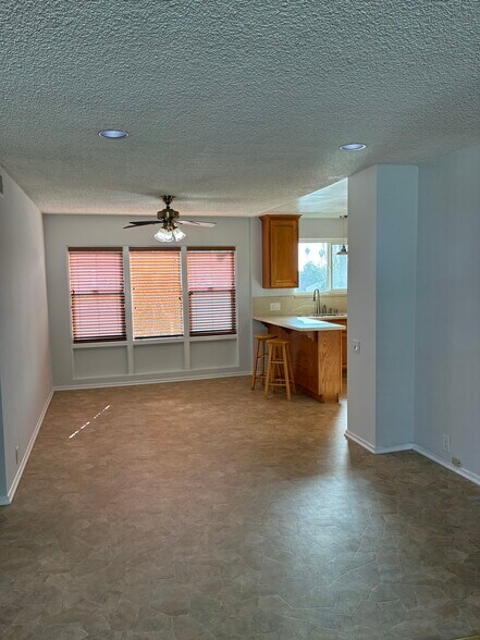 Large Dinnig Area w/South Facing Windows - 1520 Spruce St