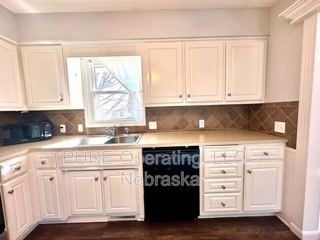 Building Photo - 20215 Pinkney St