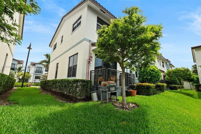 Building Photo - 6146 SW 36th Ct