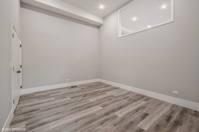 Building Photo - 639 W 18th St