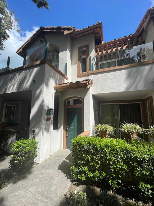 Building Photo - 2 Bedroom 2 Bath, Upper Unit Condo in the ...