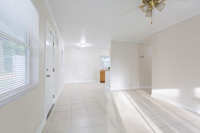 Building Photo - 211 Columbia Dr