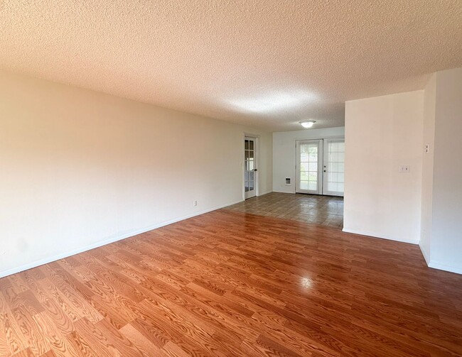 Building Photo - 1593 Skyline Way S