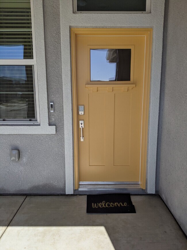 Building Photo - Prime location in Merced!