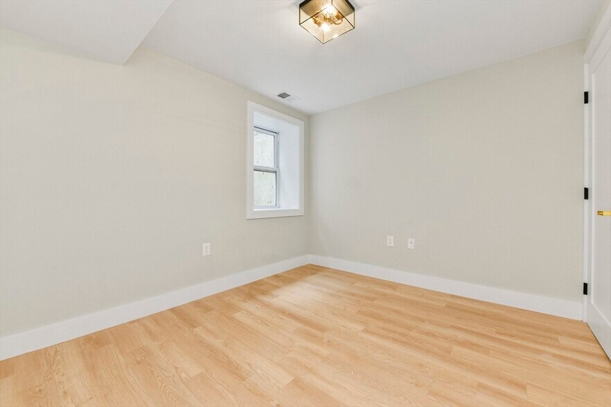 Building Photo - 10 Webster Ave