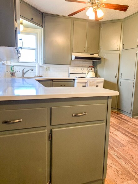 Building Photo - 4509 N Rockwell Ave