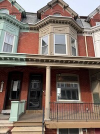 Building Photo - LARGE FIVE BEDROOM ROW HOME