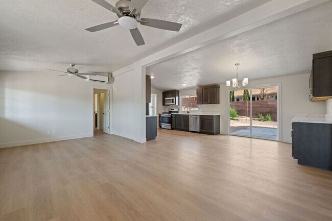 Building Photo - 146 E 400 N