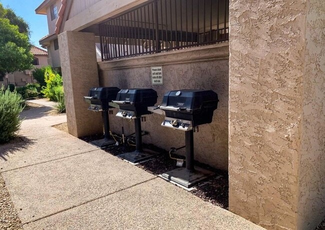 Building Photo - 1211 N Miller Rd