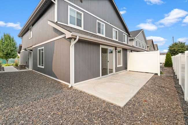 Building Photo - Modern Townhome for rent near the River Di...