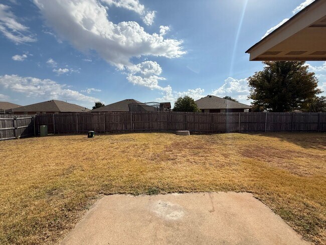 Building Photo - 4 BED! Cozy Home on Large CORNER Lot!