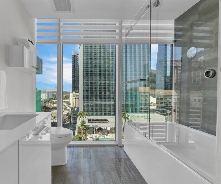 Building Photo - 1300 Brickell Bay Dr