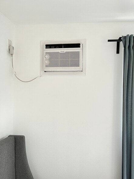 Building Photo - 1170 Esperanza St