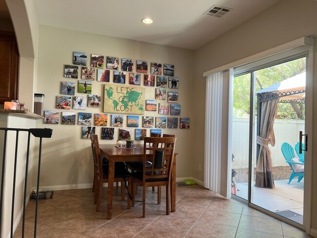 Building Photo - ABSOLUTELY AMAZING! Large 4 bedroom 2 stor...