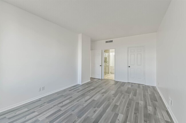 Building Photo - 14 Greenway Plz