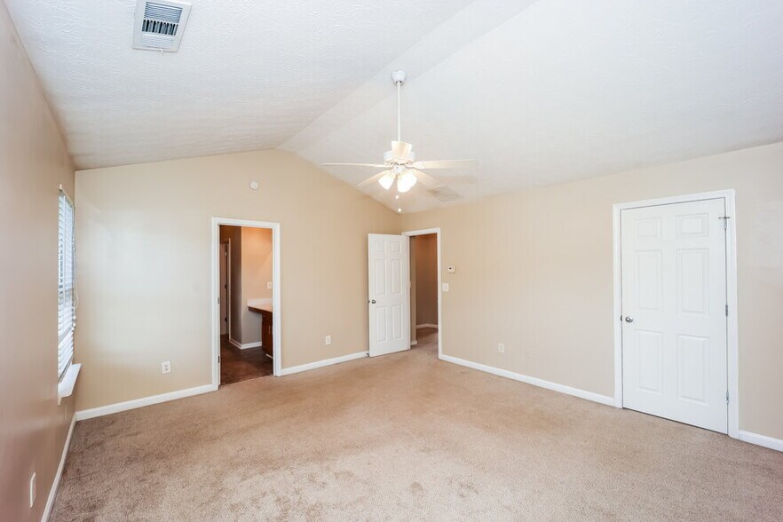 Building Photo - 9494 Lakeview Rd